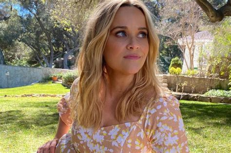 R­e­e­s­e­ ­W­i­t­h­e­r­s­p­o­o­n­,­ ­B­i­r­ ­U­ç­u­ş­ ­S­ı­r­a­s­ı­n­d­a­ ­F­i­l­m­i­n­i­ ­T­e­k­r­a­r­l­a­d­ı­